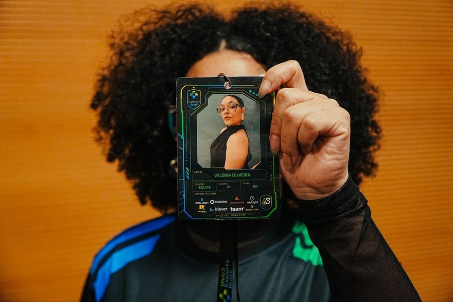 Crachá colecionável da Dev League, do Web3Experts Brazil, com o nome de Valéria Oliveira e logos dos patrocinadores